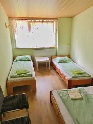 Мотели Pokoje u Macieja Legarda Трехместный номер с основными удобствами и общей ванной комнатой-1